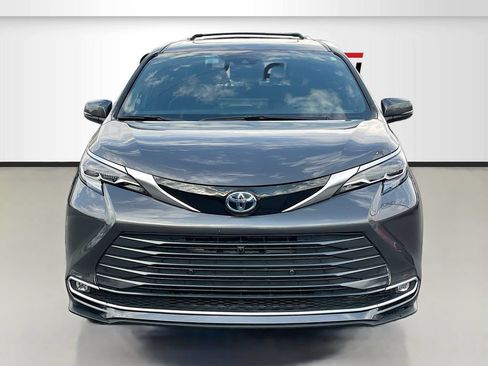 Used 2025 Toyota Sienna Platinum AWD/4WD image 2