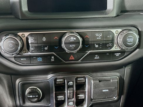 Used 2023 Jeep Wrangler Unlimited Sahara w/ Cold Weather Group AWD/4WD image 23