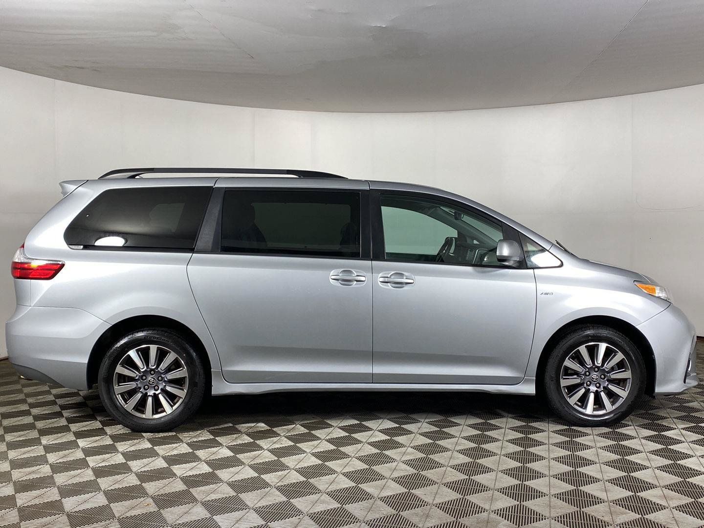 Used 2020 Toyota Sienna LE AWD/4WD image 7