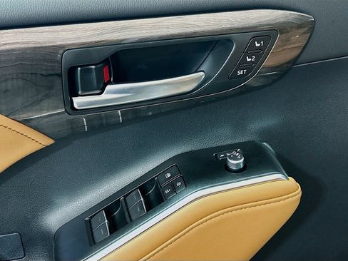 New 2026 Toyota Highlander Platinum AWD/4WD image 16