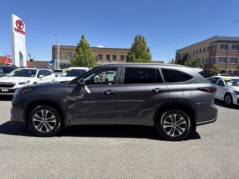 Used 2024 Toyota Highlander XLE AWD/4WD image 5