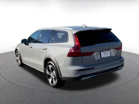 Used 2025 Volvo V60 B5 Cross Country Plus image 10