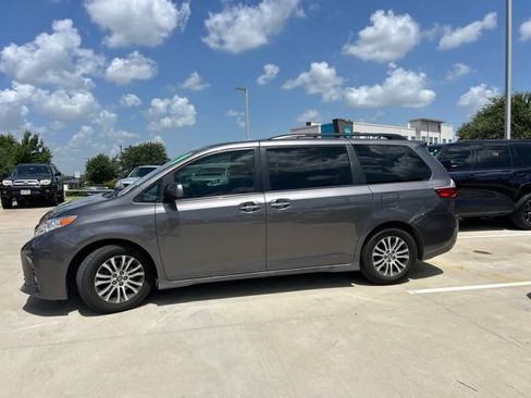 Used 2019 Toyota Sienna XLE w/ XLE Navigation Package FWD image 7