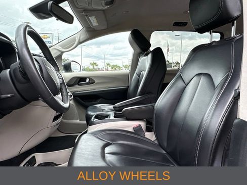Used 2023 Chrysler Pacifica Touring-L FWD image 12