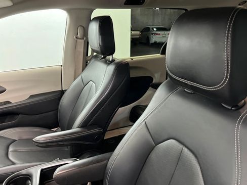 Used 2024 Chrysler Pacifica Touring-L FWD image 16