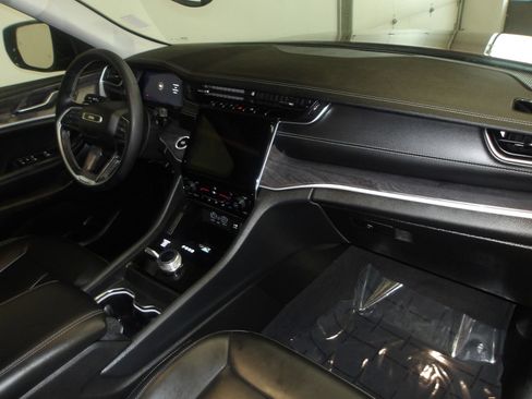 Used 2023 Jeep Grand Cherokee Limited AWD/4WD image 16