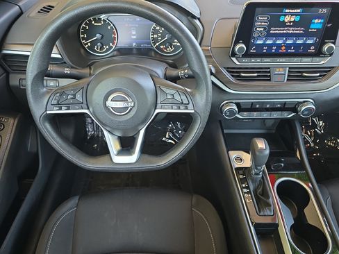 Used 2024 Nissan Altima 2.5 SV FWD image 14