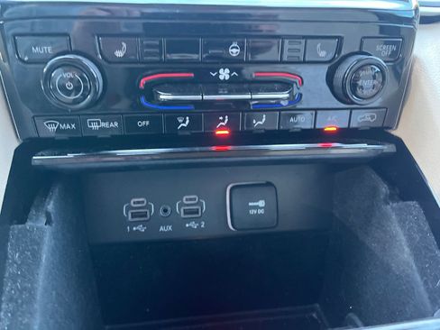 Used 2022 Jeep Grand Cherokee L Limited AWD/4WD image 19