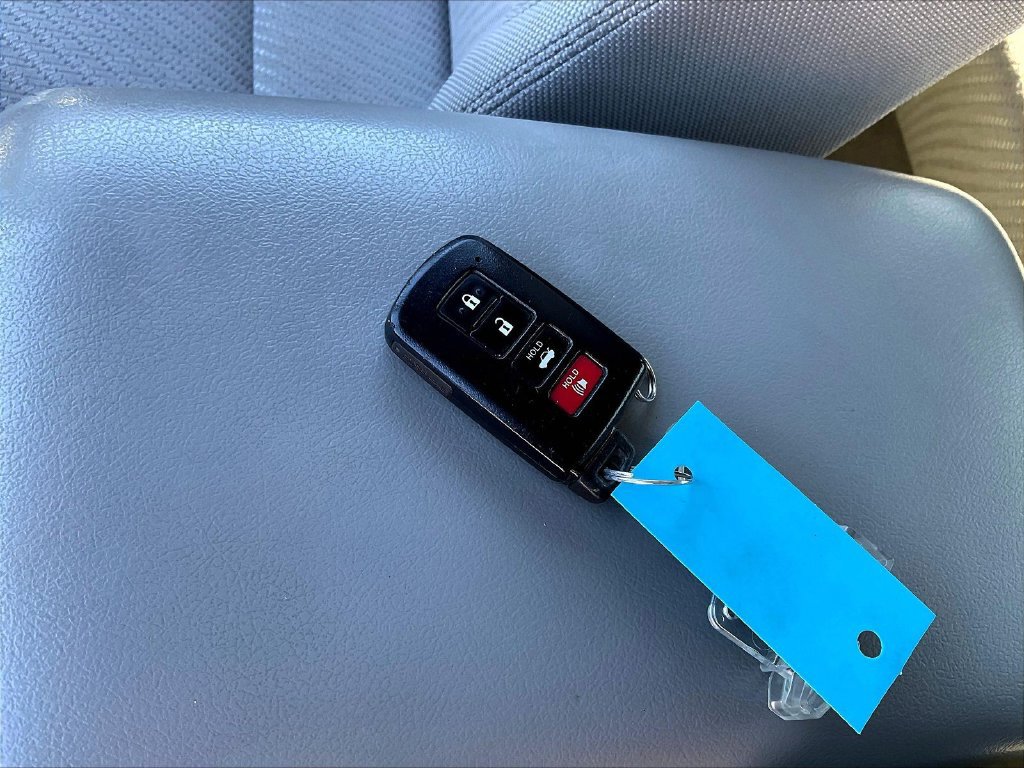Used 2017 Toyota Camry LE FWD image 39