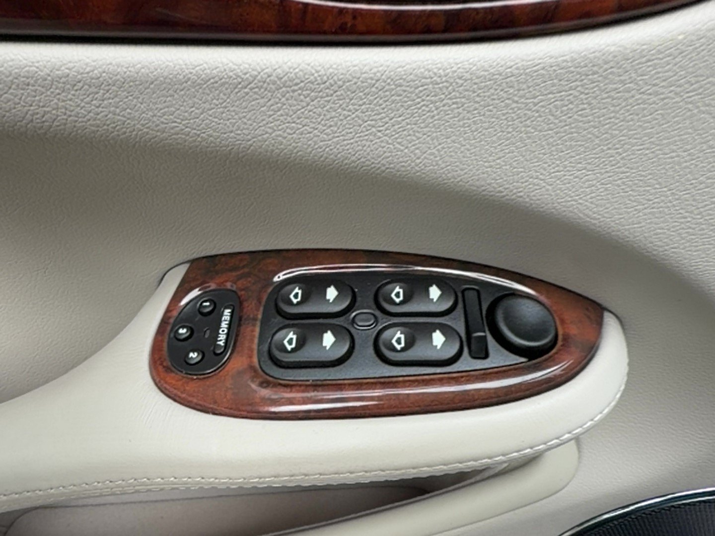 Used 2000 Jaguar XJ RWD image 18