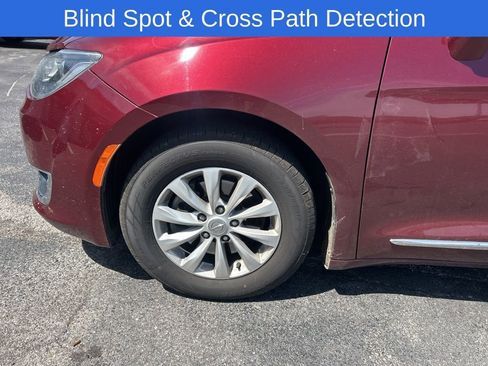 Used 2019 Chrysler Pacifica Touring-L image 8