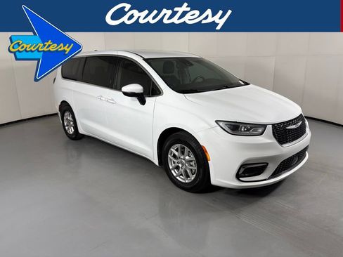 Used 2023 Chrysler Pacifica Touring-L FWD image 1