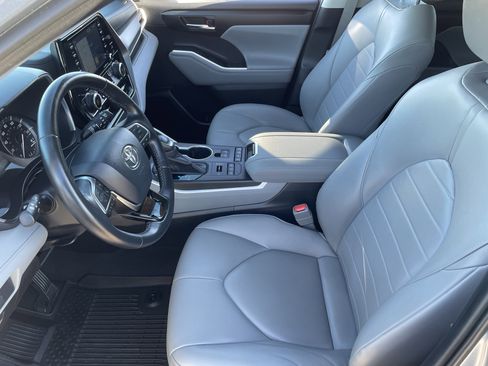 Used 2020 Toyota Highlander XLE image 18