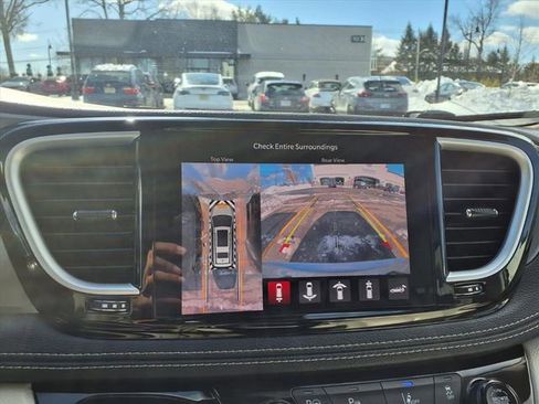 Used 2021 Chrysler Pacifica Touring-L image 22