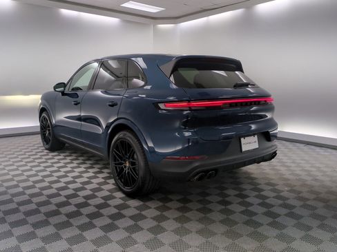 Certified 2025 Porsche Cayenne AWD/4WD image 3