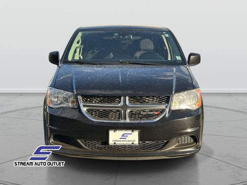 Used 2019 Dodge Grand Caravan SE w/ UConnect Hands-Free Group image 2