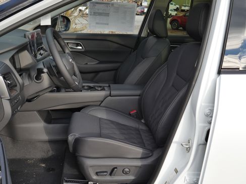 New 2026 Nissan Rogue Platinum w/ Platinum Premium Package image 3