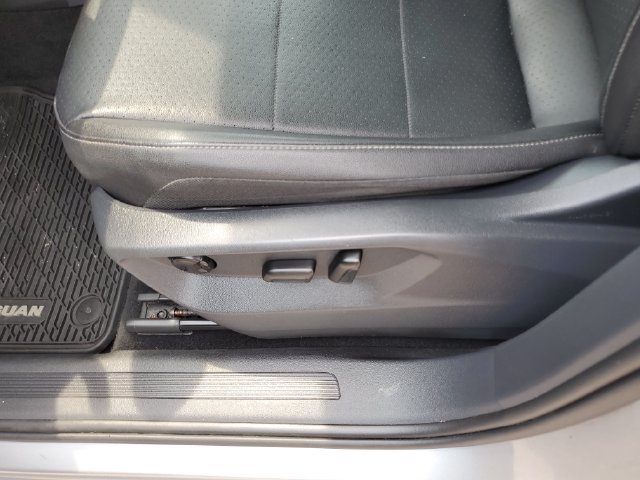Used 2020 Volkswagen Tiguan SE w/ Panoramic Sunroof Package FWD image 18
