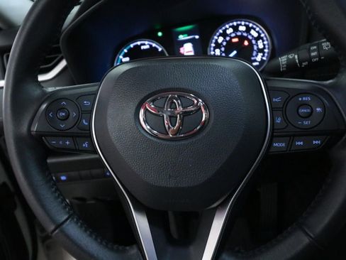 Used 2022 Toyota RAV4 XLE Premium image 18