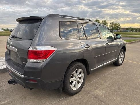 Used 2012 Toyota Highlander SE w/ Tow Pkg image 7