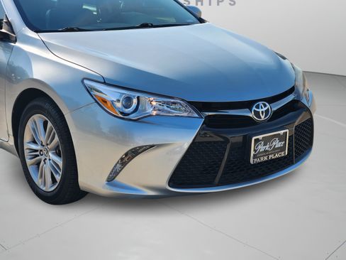 Used 2015 Toyota Camry SE FWD image 32