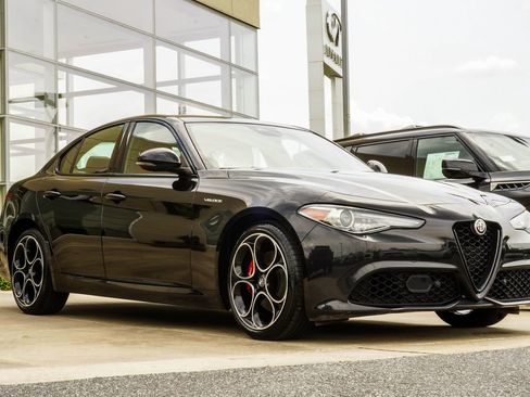 Used 2023 Alfa Romeo Giulia Veloce AWD/4WD image 4