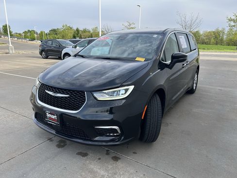 Used 2023 Chrysler Pacifica Touring-L FWD image 3