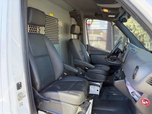 Used 2021 Mercedes-Benz Sprinter 2500 image 31