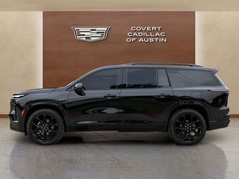 Used 2025 Chevrolet Traverse RS FWD image 2