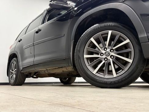 Used 2017 Toyota Highlander XLE image 3