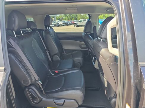 Used 2025 Kia Carnival FWD image 14