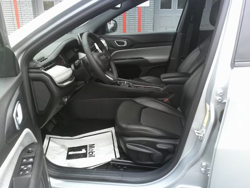 Used 2024 Jeep Compass Latitude AWD/4WD image 13