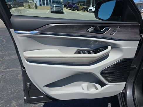 Used 2022 Jeep Grand Cherokee Overland w/ Luxury Tech Group IV image 19