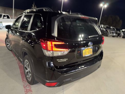 Used 2023 Subaru Forester Premium image 5