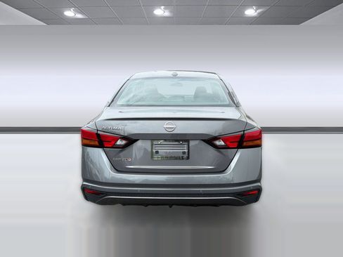 Used 2025 Nissan Altima 2.5 SV FWD image 10