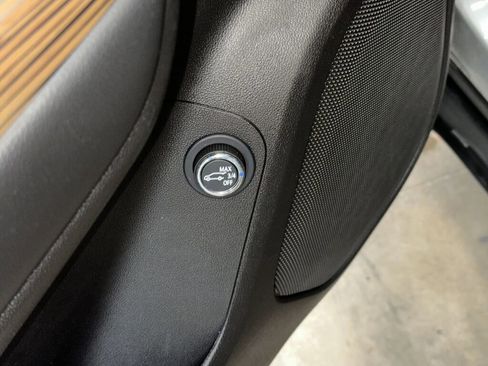 Certified 2023 GMC Acadia SLE w/ Driver Convenience Package image 6