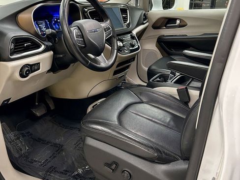 Used 2017 Chrysler Pacifica Touring-L w/ Tire & Wheel Group image 13