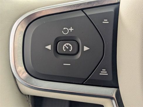 Used 2021 Volvo XC60 T5 Momentum w/ Protection Package Premier image 16