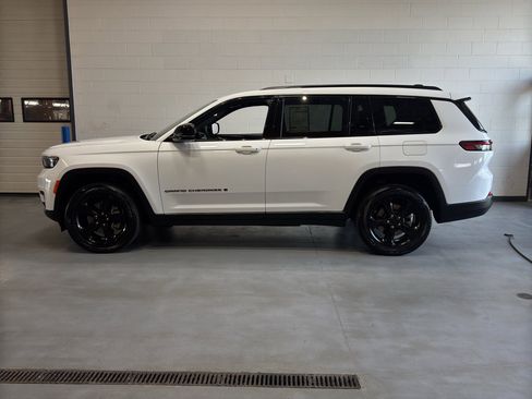 Used 2023 Jeep Grand Cherokee L Altitude AWD/4WD image 2