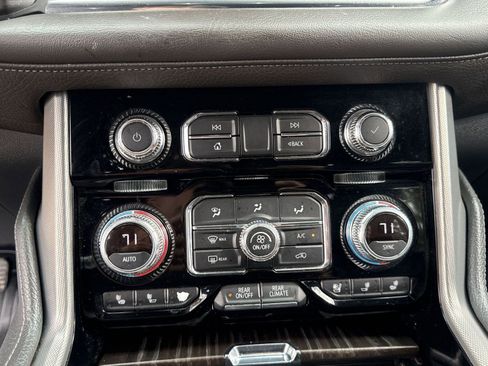 Used 2022 GMC Yukon XL Denali w/ Denali Premium Package image 13
