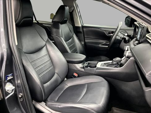 Used 2020 Toyota RAV4 XLE Premium FWD image 8