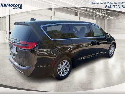 Used 2024 Chrysler Pacifica Touring-L FWD image 3