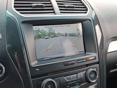 Used 2017 Ford Explorer XLT w/ Equipment Group 202A AWD/4WD image 17