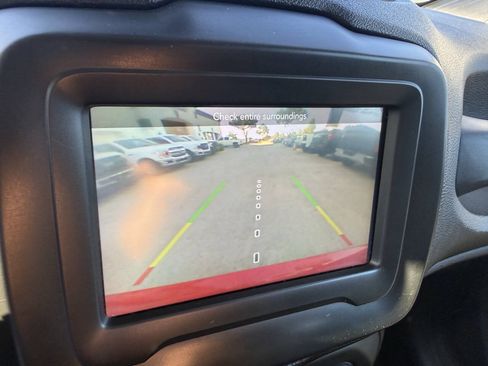 Used 2018 Jeep Renegade Latitude AWD/4WD image 25