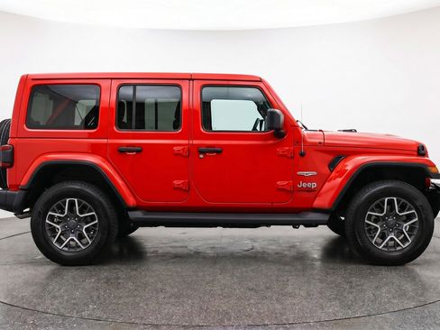 Used 2025 Jeep Wrangler Unlimited Sahara AWD/4WD image 11