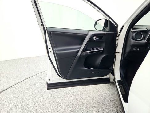 Used 2016 Toyota RAV4 SE image 22