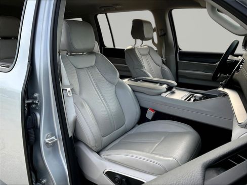 Used 2024 Jeep Wagoneer Series II w/ Flexible Seating Group RWD image 28