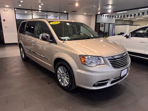 Used 2014 Chrysler Town & Country Touring-L w/ Driver Convenience Group image 6