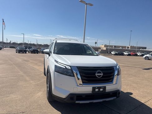Certified 2025 Nissan Pathfinder SL image 3