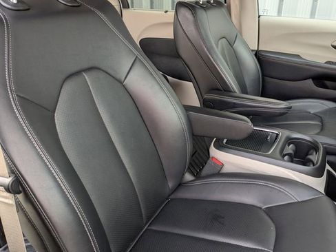 Used 2024 Chrysler Pacifica Touring-L image 30